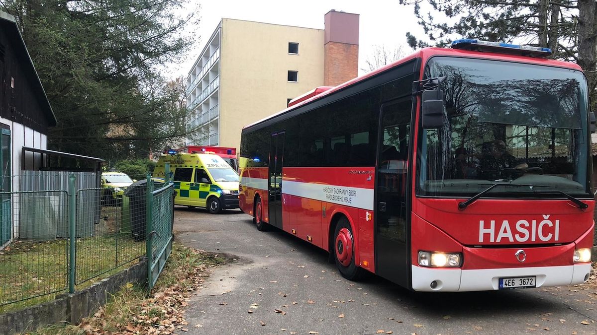 Studenty učiliště v Kladrubech odvezli ze šaten sanitkou do nemocnice